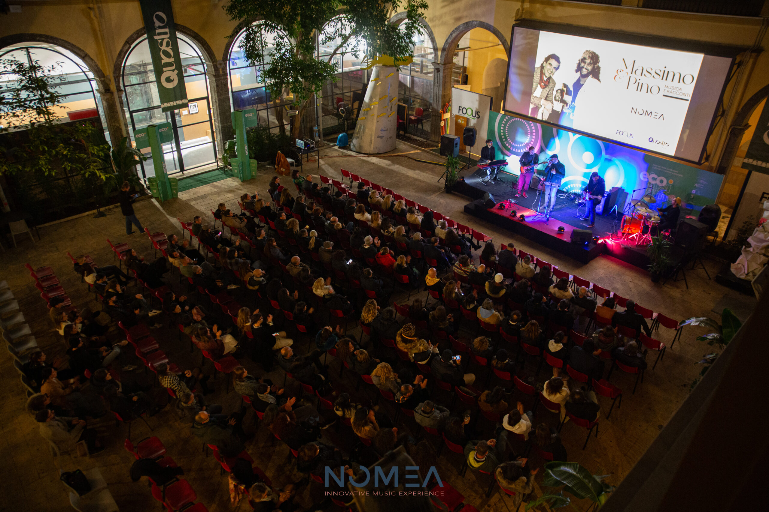 Concerto nel cortile di un palazzo storico